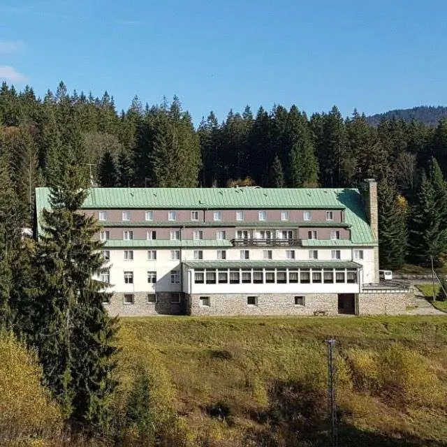 Hotel Engadin v podzimním šumavském lese
